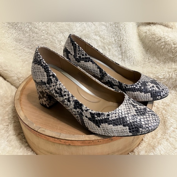AEROSOLES Shoes - EUC Aerosoles Eye Candy Snake Print Pumps Comfy Block Heels 10W